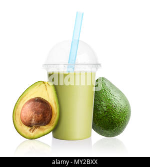 Smoothie à l'avocat dans la cuvette en plastique transparent isolé sur fond blanc. Boissons à emporter concept. Banque D'Images