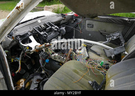 Épaves de voitures displyed sur le champ dans un camp d'entraînement militaire, Chambaran, France Banque D'Images