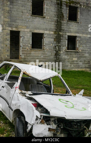 Épaves de voitures displyed sur le champ dans un camp d'entraînement militaire, Chambaran, France Banque D'Images