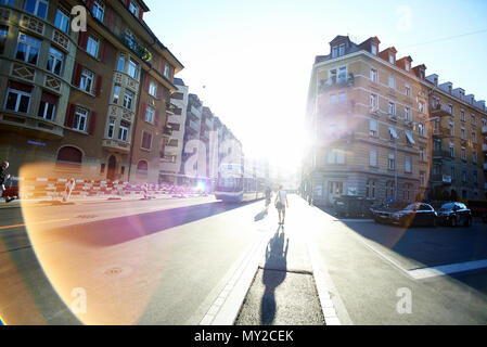 Point de vue, image d'un homme et tôt le matin les banlieusards se précipitant pour le tram en plein soleil tôt le matin pour prendre le tram à l'office Banque D'Images