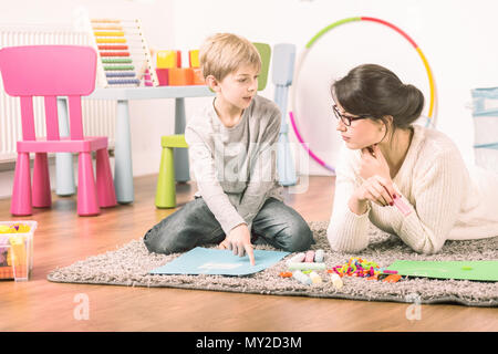 Tuteur privé et d'un petit garçon l'apprentissage et le jeu à la maison. Fun concept d'enseignement Banque D'Images