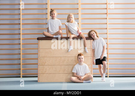 Groupe de jeunes gymnastes, au cours d'éducation physique à l'école Banque D'Images