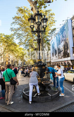 Barcelone, Espagne - 20 septembre 2017 : font de Canaletes, ornate fountain couronné par un lampadaire, avec des gens autour dans les Ramblas de Barcelone, Cata Banque D'Images