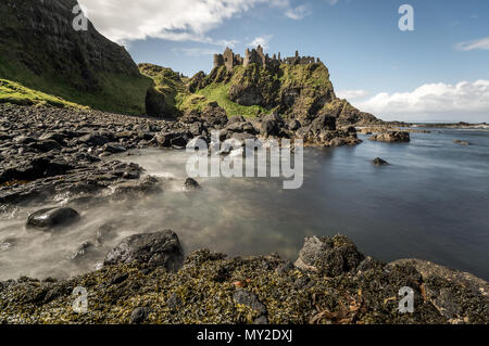 Le Château de Dunluce en Irlande du Nord. Banque D'Images