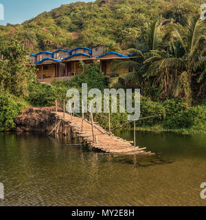 Pont en bois en ruine sur le lac sur la plage douce Arambol dans Goa, Inde Banque D'Images