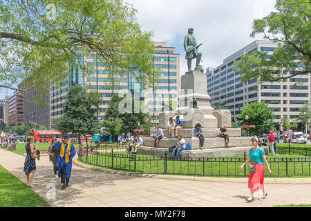 Les employés de bureau profitez de leur déjeuner à Farragut Square, un parc urbain au centre-ville de Washington, DC. Banque D'Images