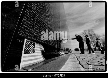 Le Vietnam Veterans Memorial est un 2-acre (8 000 m²) U.S. National Memorial à Washington D.C. Il honore les membres du service des forces armées américaines qui ont combattu dans la guerre du Vietnam, les militaires qui sont morts en service au Vietnam/Asie du Sud-Est, et les membres qui n'ont pas de service (pour les disparus au combat, MIA) pendant la guerre. Banque D'Images