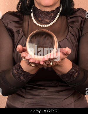 Fortune Teller femme tenant à la main la boule magique libre Banque D'Images