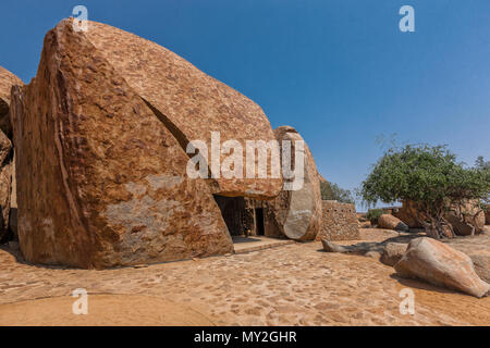 Maison construite en pierre, l'angola millénaristes géant. L'Afrique. Banque D'Images