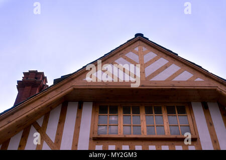 Tir bas d'un bâtiment avec une cheminée et une grande fenêtre et d'incrustations en bois. C'est une caractéristique commune de stations de montagne avec des chutes de neige comme Shimla, Darjeeling et d'autres Banque D'Images