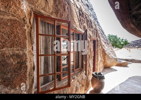 Maison construite en pierre, l'angola millénaristes géant. L'Afrique. Banque D'Images