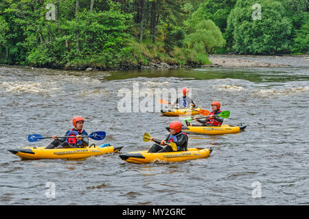 Rivière SPEY TAMDHU ECOSSE CANOE KAYAK CANOË RIVER RAPIDS quatre canoës gonflables AVEC DES GENS Banque D'Images