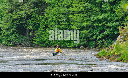 Rivière SPEY TAMDHU ECOSSE CANOE KAYAK CANOË CANOË BLEU UNIQUE PERSONNE AVEC COUDE DE RIVER WHITE WATER Banque D'Images