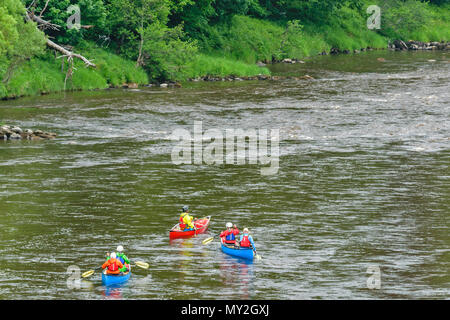 Rivière SPEY TAMDHU ECOSSE Canoe Kayak Canoë trois canots AVEC LES GENS DE DESCENDRE LA RIVIÈRE Banque D'Images