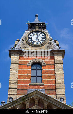 Pierre et brique ouvragée de l'horloge au-dessus du marché couvert dans le centre de Crewe Banque D'Images