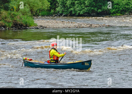 Rivière SPEY TAMDHU ECOSSE CANOÉISTE CANOE RIVER RAPIDS SEUL CANOT BLEU FONCÉ AVEC UNE PERSONNE Banque D'Images