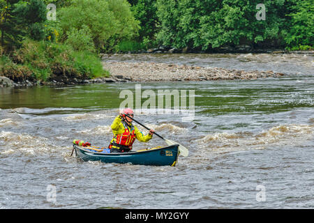 Rivière SPEY TAMDHU ECOSSE CANOÉISTE CANOE RIVER EAU BLANC BLEU FONCÉ UNIQUE CANOË AVEC UNE PERSONNE Banque D'Images