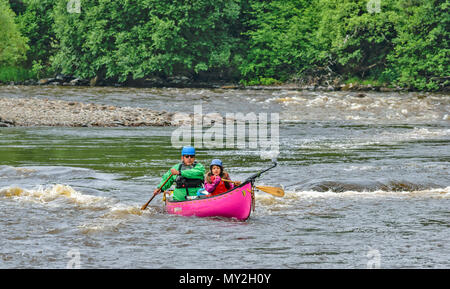 Rivière SPEY TAMDHU ECOSSE CANOÉISTE CANOE RIVER WHITE WATER SIMPLE CANOT AVEC DEUX PERSONNES Banque D'Images