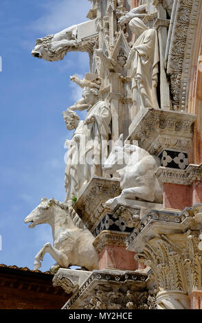 Des sculptures de marbre à l'extérieur de la Cathédrale, Sienne, toscane, italie Banque D'Images