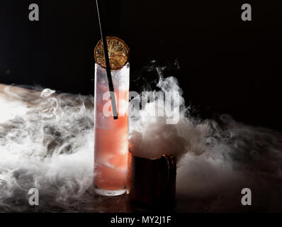 Les images montrent, un plateau de fromage et craquelins, et fumeurs boissons cocktail Gin Banque D'Images