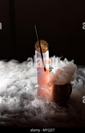 Les images montrent, un plateau de fromage et craquelins, et fumeurs boissons cocktail Gin Banque D'Images