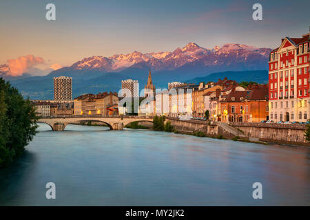 Grenoble. Cityscape de droit de Grenoble, France pendant le coucher du soleil. Banque D'Images