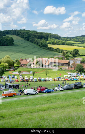 Ligne de VW Volkswagen camping-cars à un VW Show. Pied Park, Oxfordshire, Angleterre Banque D'Images