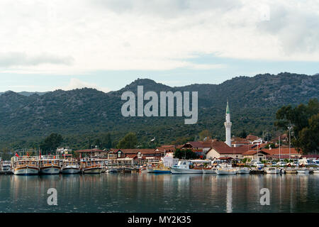 Visites touristiques bateaux dans le port pittoresque de la ville turque de la Méditerranée Kas. Banque D'Images