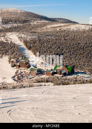 Station de ski couverte de neige dans les montagnes, Červenohorské sedlo, République Tchèque Banque D'Images