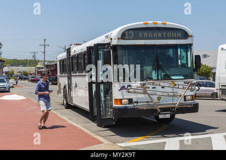 Les conseils d'un homme un itinéraire bus 13 comme il se prépare à partir de Ocean Park à Oak Bluffs, Massachusetts dirigé pour Edgartown sur Martha's Vineyard. Banque D'Images