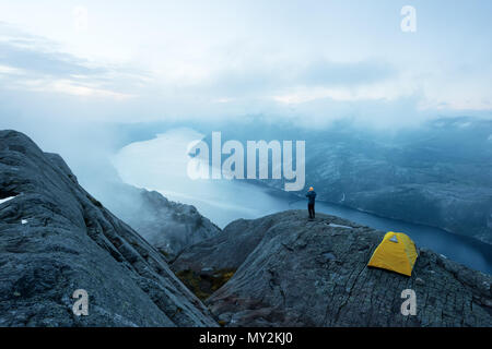 Seul tente sur Trolltunga rock Banque D'Images