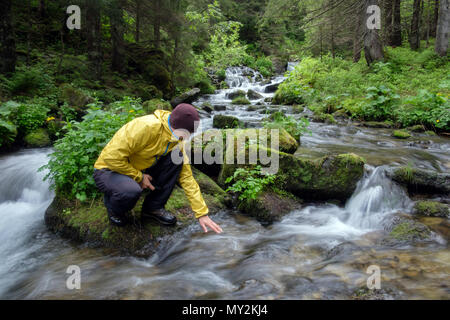 Boire de l'eau homme Banque D'Images