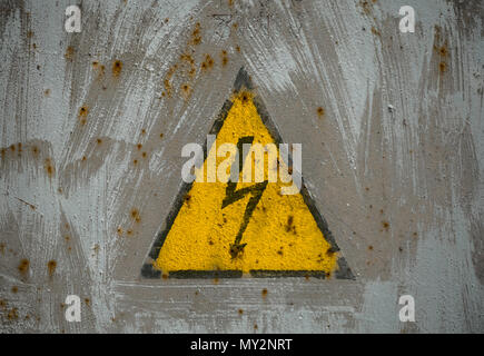 Inscrivez-risque électrique placé sur un panneau de métal rouillé. Banque D'Images