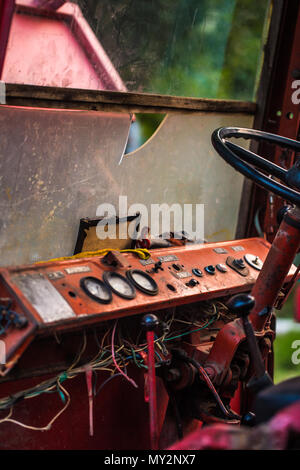 Old rusty panel avec la poussière et les toiles d'araignée autour, très vieux tracteur. Banque D'Images