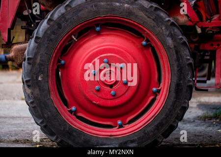 Grande roue du tracteur rouge, close-up Banque D'Images