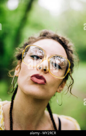 Portrait de jeune femme avec des lunettes piscine Banque D'Images