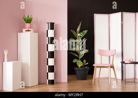 Ficus à côté d'une chaise en bois de rose dressing intérieur avec écran et téléphone sur blanc Banque D'Images