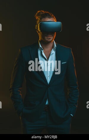 Homme élégant en fonction de l'utilisation de casque de réalité virtuelle Banque D'Images