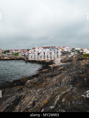 Journée d'été couvert à Gullholmen Orust, sur la côte occidentale de la Suède. Chaude journée d'été en Suède. Banque D'Images