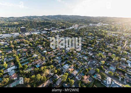 La fin de l'après-midi vue aérienne de Sherman Oaks et Encino dans la vallée de San Fernando de Los Angeles, Californie. Banque D'Images