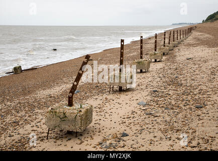 Vestiges d'étançons d'acier pour les barbelés des défenses anti-invasion sur plage de Bawdsey, Suffolk, Angleterre, RU Banque D'Images