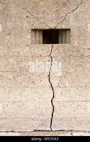 Fissure dans le béton de l'ancienne casemate de guerre seconde guerre mondiale, les défenses anti-invasion Bawdsey, Suffolk, Angleterre, RU Banque D'Images