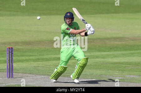 Liam du Lancashire Livingstone hits contre Yorkshire, au cours de la Royal London un jour Cup, match de groupe du Nord Unis Old Trafford, Manchester. Banque D'Images