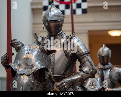 Une vue frontale d'un marchant knight la préparation d'un combat en armure de plaque Banque D'Images