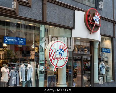 NEW YORK, NY - 19 MAI 2018 : Store avant de l'équipe des Yankees de New York store sur la 5e Avenue à New York City Banque D'Images