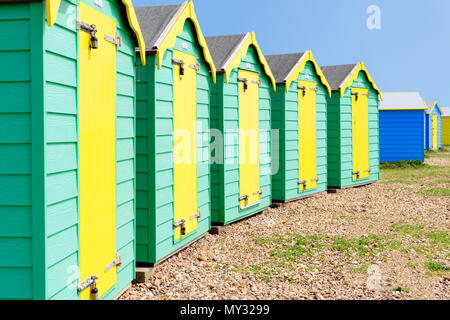 Cabines de plage peint < Littlehampton West Sussex Banque D'Images