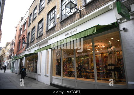 Une boutique de Kate Spade à Covent Garden, Londres. Le créateur de mode Américain, Kate Spade, 55 ans, a été retrouvé mort dans son appartement à New York le mardi à la suite d'un suicide apparent, responsables de l'application de la loi dit. Banque D'Images