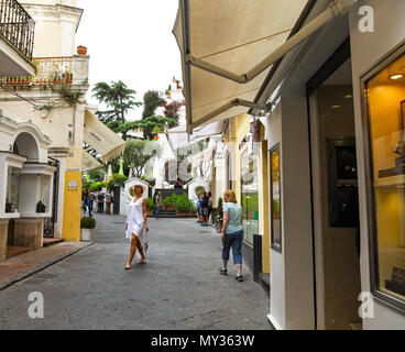 Une dame élégante promenade la Via Camerelle, une coûteuse, jusqu'à la mise en marché de la rue commerçante où ils vendent des griffes sur l'île de Capri, Italie Banque D'Images