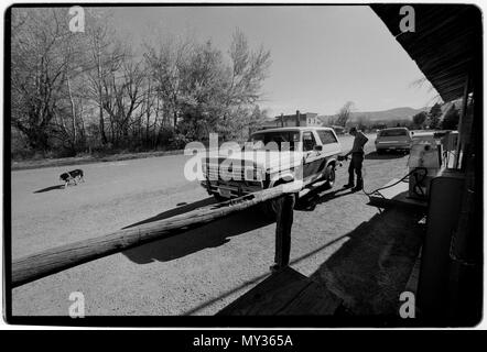 Wyoming USA 1988 remplissant une break voiture avec l'essence. Le plein de carburant en roiadside petite station d'essence. Banque D'Images