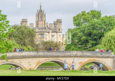 Les touristes de prendre des photos de Trinity bridge alors que d'autres plate le long de la rivière Cam à côté de Trinity College, Université de Cambridge, en Angleterre, avec St John Banque D'Images